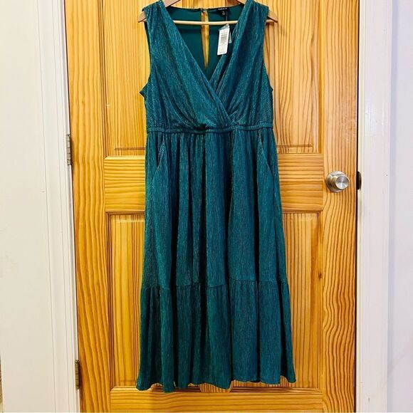 NWT Torrid Green crinkle knit surplice sleeveless dress with pockets size 1 - Picture 1 of 5